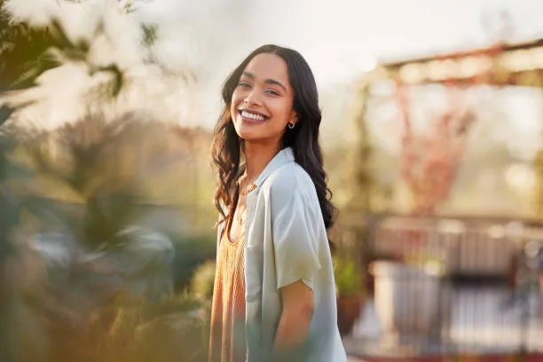 Femme souriante qui illustre le bien-être au quotidien