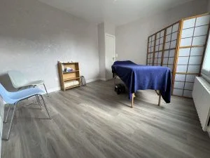 Cabinet Cabhalbarde à Thouaré-Sur-Loire, salle de soin avec une table de massage, un paravent et des chaises