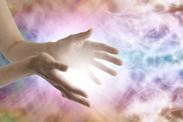 Image de mains avec un effet de lumière pour simuler l'énergie du magnétiseur